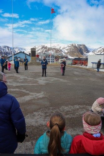!Kirkebakken. Ordfrer Jan Morten Hansen (Ap) la ned krans ved Bautaen over de fallende fra 2. verdenskrig.