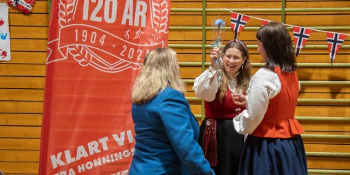 !Hilde Kristin Strand Bertheussen tok imot nelliken p vegne av 9750Ung