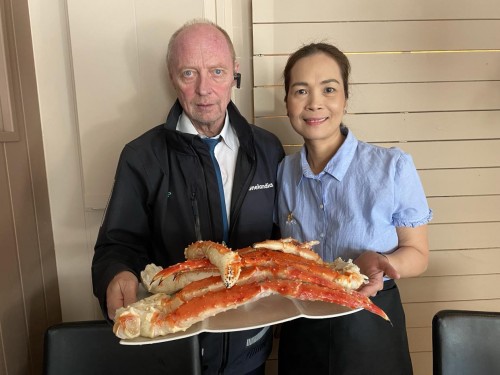 !Knut Arne Sivertsen og Alma Johansen hos Arctic Sans er ett av spisestedene i Honningsvåg som har registrert kraftig økning i salg av kongekrabber.