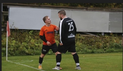 !Tanaplogen Raymond Dahl til hyre, mens en motspiller fra Laksvatn. 