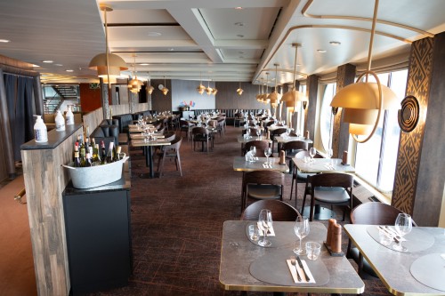 !Kafeteriaen om bord i Trollfjord er bygd om til restaurant . 