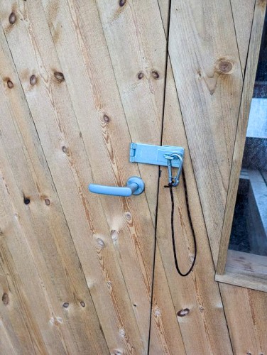!Det er montert sl med karabinkrok for  hindre at dra blser opp.