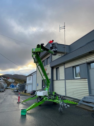 !Radio Mehamns sender, R�dhuset i Mehamn, ble montert h�sten 2024.