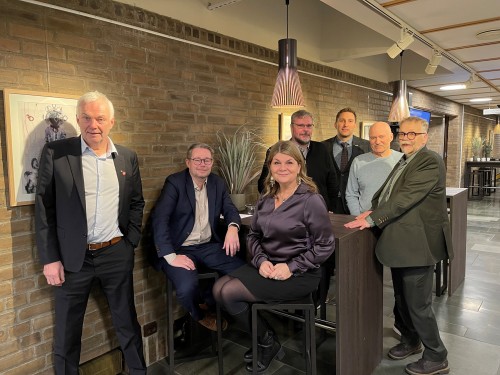 !BILDETEKST: Gruppelederne Terje Hansen (FrP), Raymond Robertsen (H), Trine Noodt (V), Magne Ek (NKF), Truls Olufsen-Mehus (uavhengig), Roar Wirkola Hanssen (INP) og Kurt Wikan (Sp). 