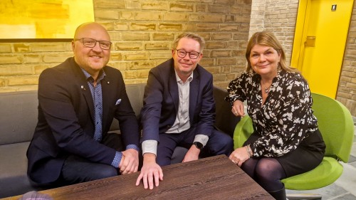 !: Thomas Arild Mlmann (NKF), Raymond Robertsen (H), Trine Noodt (V) og resten av politikerne i flertallet vil bidra for at kommuner og nringsliv kan sikre viktig infrastruktur p kysten. 