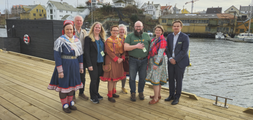 !Bildet delegasjonen viser fra venstre: May-Torill Htta Siri, Rolf Egil Larsen, Silje Hemminghytt Magnussen, Nancy Porsanger Anti, Trine Hamnvik, Jon Nikolaisen, Guri Rebecca Nilsen og Maksim Guttormsen.