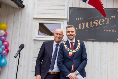 !Fra venstre Espen Sanna og Jan Morten Hansen etter at navneskiltet var avduket og Huset offisielt pnet.