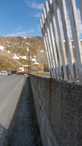 !Store deler av gjerde mot Hovedveien ved Nordvgen Gravlund er delagt.