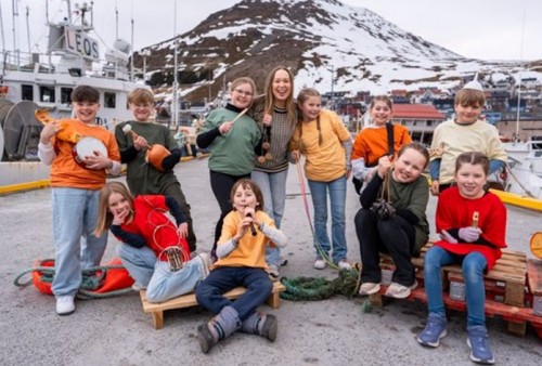 !-Lten handler rett og slett om  trre  vre den som inkluderer en man ser er litt utenfor eller alene, sier Agnete Saba. Her med barna fra innspillingen.  (Foto: Frida Marie Flatland /NRK)