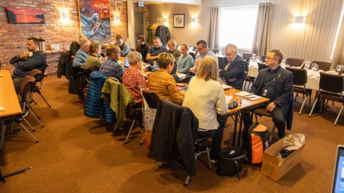 !Administrerende direktr i InfraNord SA holdt en innledning om selskapet fr elevene fikk stipendet.
