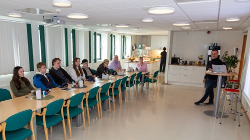 !Administrerende direktr i InfraNord SA holdt en innledning om selskapet fr elevene fikk stipendet.