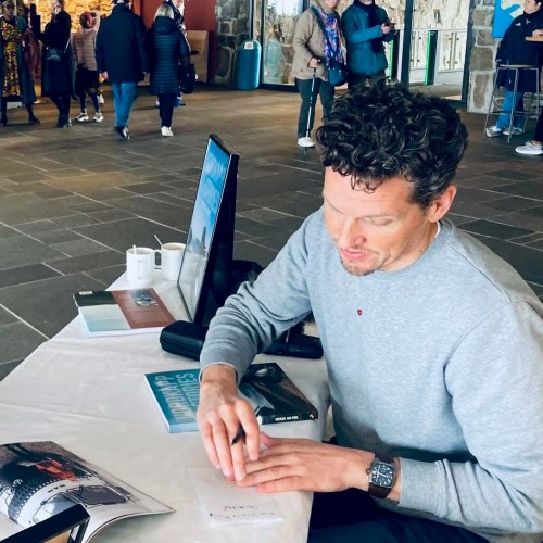 !Boksignering i juni hos Nordkapphallen. Foto: Michael Van Peel Facebook-side.