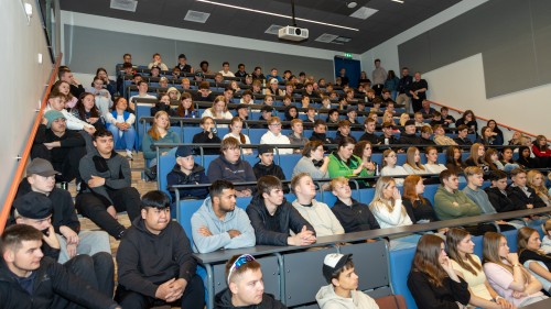 !Fullsatt i Auditoriet ved Nordkapp videregende skole.
