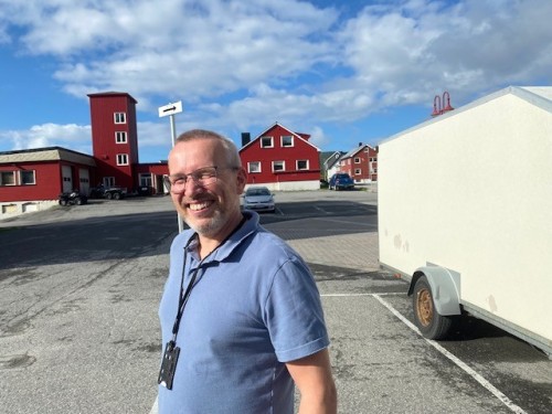 !Tom Steve Paulsen, synlig fornyd med at mannskap i teknisk sektor reparerte klokka. 