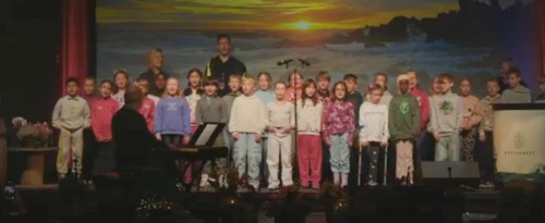 !Det var tredje og fjerde klasse ved Honningsvg skole som sang om det levende havet under pningen.