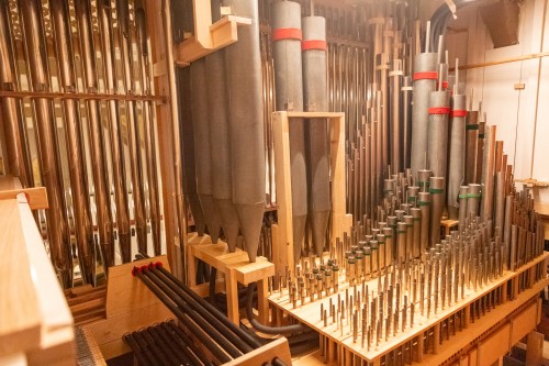 !Noen av de neste 1 000 orgelpipene i orgelet i Honningsvåg kirke.