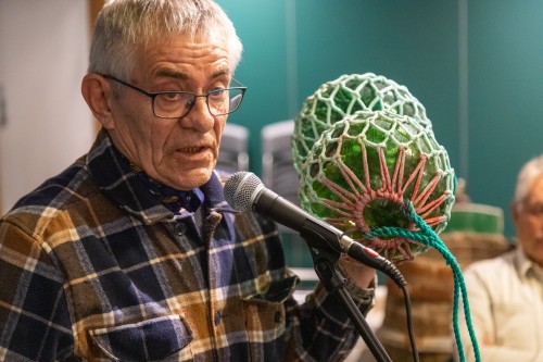 !Sigmund Willhelmsen vist fram forskjellige ting som ble brukt under fiske i gamle dager.