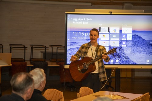 !Andreas Børvik snakket om jobben som frivillig i HT&IF og underholdt med to sanger.