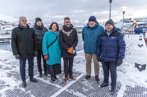 !Fra venstre: assisterende kystdirekt�r Per Jan Osdal, kommunediret�r Idar Jensen, statssekret�r Kristian Hansen, ordf�rer Jan Morten Hansen, havnefogd Leif Gustav Prytz Olsen, og styreleder i Nordkappregionen havn IKS, Lars-Helge Jensen.