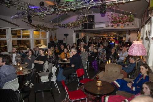 !Mange hadde tatt turen innom Perleporten Kulturhus fredag kveld. 