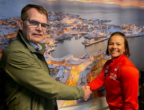 !Roar Høyen i Equinor og Sirin F. Høyen, leder i Honningsvåg Turn & Idrettsforening.