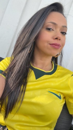 !Det blir brasilianske farger hos Soi 9 søndag kveld. Francisca Santos gleder seg og gruer seg til kampen. (Foto: Privat)