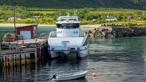 !KYSTENS LIVSNERVE: Stadige kanselleringer av hurtigb�ten er et stort problem i veil�se samfunn. Magne Ek i Nordkalottfolket reagerer p� at operat�ren kj�rer en parallell�satsing p� charter mens det mangler mannskap p� ruteb�tene. (Foto: NKF)�