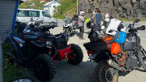 !Noen av dem som har besøkt Motorsport Nordkapp i sommer. (Foto: Motorsport Nordkapps Facebook-side)