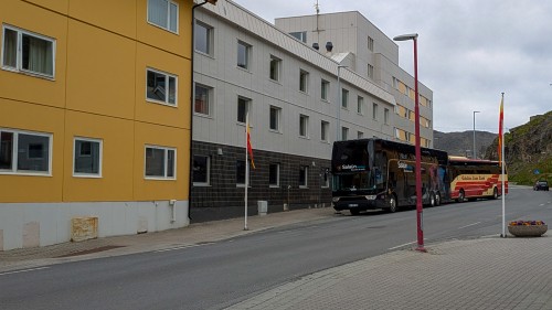 !Sånn er det mange kvelder og morgener, turistbusser står ulovlig parkert i busslommer som bare skal brukes av rutebusser. melding slutt