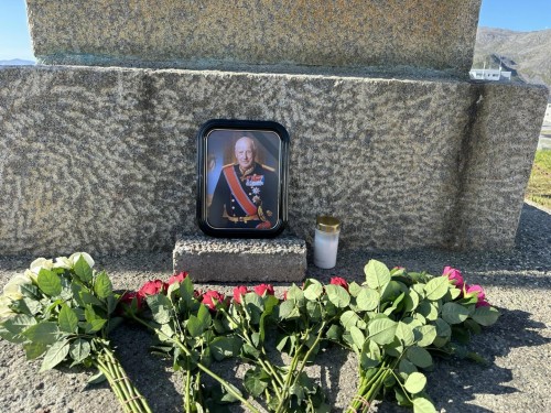 !Allerede blomster lagt ved bautaen.  (Foto: Nordkapp menighet)