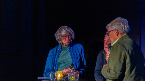 !Fra venstre: Knut Erik Jensen, Terje Eggen og Bernt-Aksel Jensen fra samtalen om film om stedsutvikling hos Perleporten Kulturhus på lørdag.