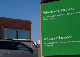 nordkapplatskilt2
