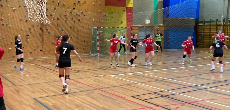 Turns jenter 16 tapte sesongens første håndballkamp Turns jenter 16 tapte sesongens første håndballkamp
