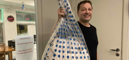 Samler inn kvitteringer til kveldens trekning Samler inn kvitteringer til kveldens trekning