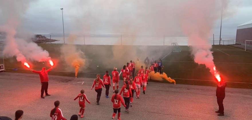 Gjorde stas på jenter 13-spillerne  Gjorde stas på jenter 13-spillerne