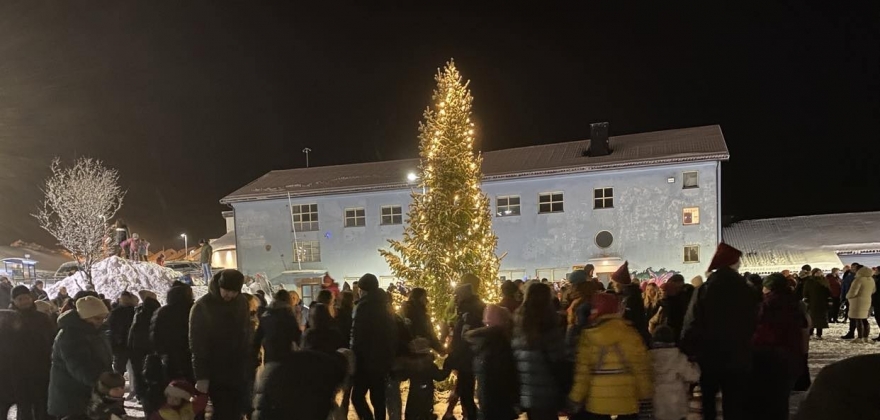 Tenner juletreet på rådhusplassen Tenner juletreet på rådhusplassen