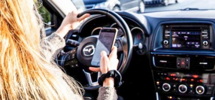 To anmeldt for bruk av mobiltelefon i bil To anmeldt for bruk av mobiltelefon i bil