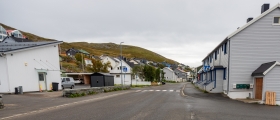 Graver opp deler av Nordvågveien Graver opp deler av Nordvågveien