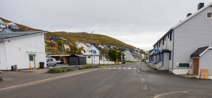 Graver opp deler av Nordvågveien Graver opp deler av Nordvågveien