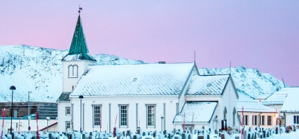 Deler ut adventskalendere til treåringer Deler ut adventskalendere til treåringer