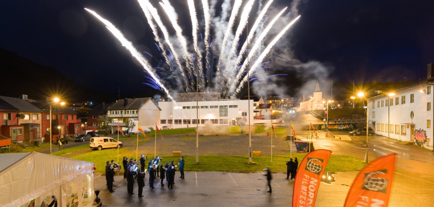 Nabovarsel: Fyrverkeri  Nabovarsel: Fyrverkeri