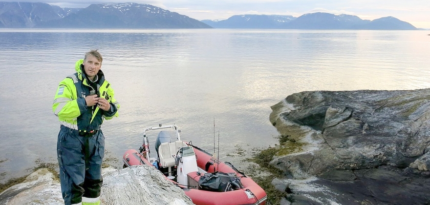 Lytter etter fisk i Olderfjord