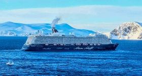 Mein Schiff 3 fikk store skader i Bremerhaven søndag Mein Schiff 3 fikk store skader i Bremerhaven søndag