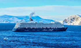 Mein Schiff 3 fikk store skader i Bremerhaven søndag Mein Schiff 3 fikk store skader i Bremerhaven søndag