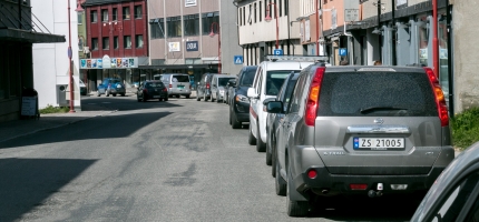 Flytt kjøretøyene! Det er vårrengjøring av Storgata i Honningsvåg! Flytt kjøretøyene! Det er vårrengjøring av Storgata i Honningsvåg!