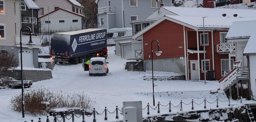 Semitrailer står fast i Reitebakken i Honningsvåg Semitrailer står fast i Reitebakken i Honningsvåg
