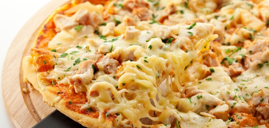 Har invitert motstandere på pizza og kake Har invitert motstandere på pizza og kake