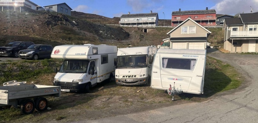 Ber om at bobil og henger blir fjernet Ber om at bobil og henger blir fjernet