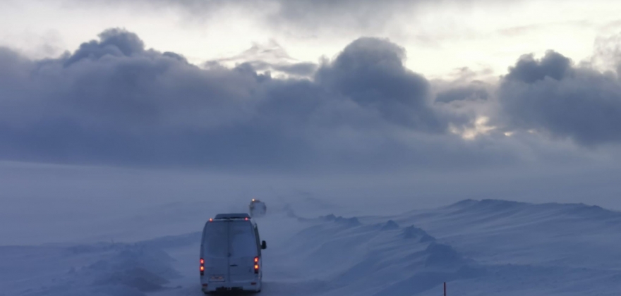 Brøytebilen blokkerer vegen, hurtigruten forsinket fra Honningsvåg Brøytebilen blokkerer vegen, hurtigruten forsinket fra Honningsvåg
