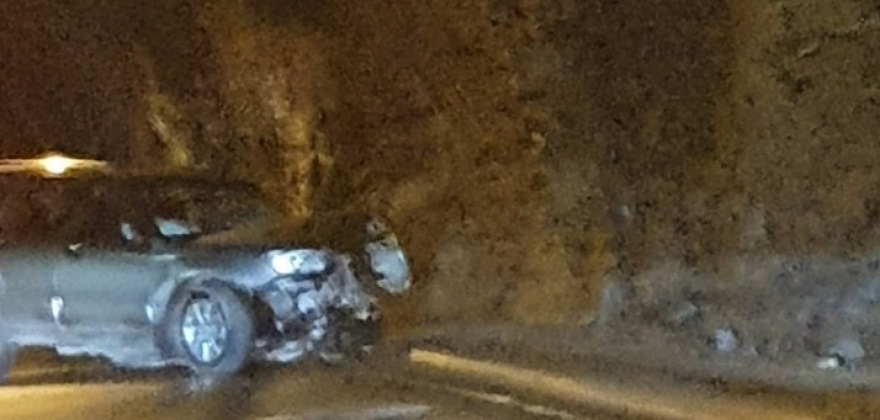 Bil kjørte i tunnelveggen  Bil kjørte i tunnelveggen
